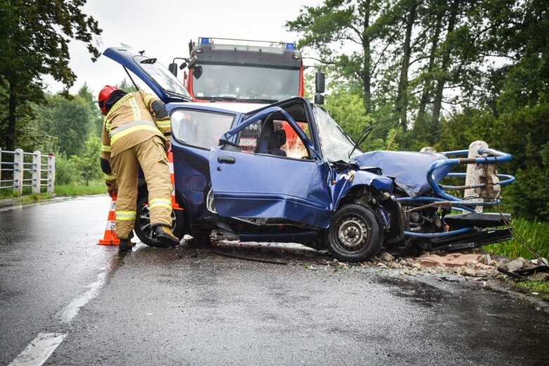  Pijany kierowca uderzył w barierę na moście 