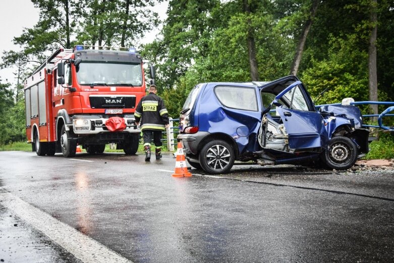  Pijany kierowca uderzył w barierę na moście 