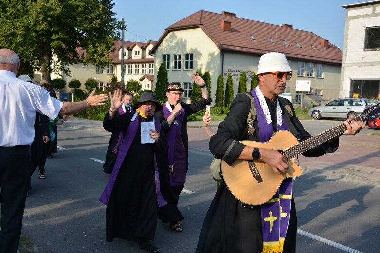  Pielgrzymka przeszła przez Maków 