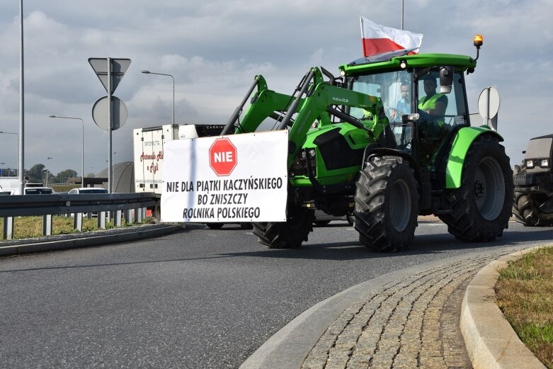  Na ulice powiatu wyjechało ponad 30 traktorów 