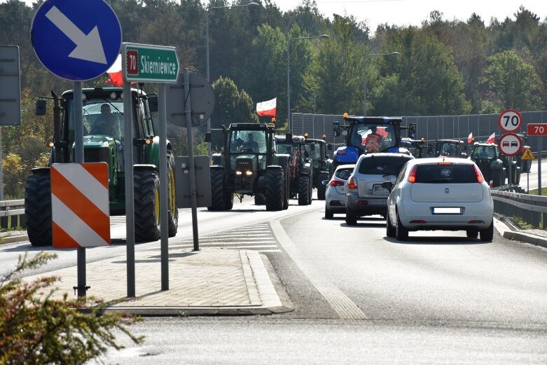  Na ulice powiatu wyjechało ponad 30 traktorów 