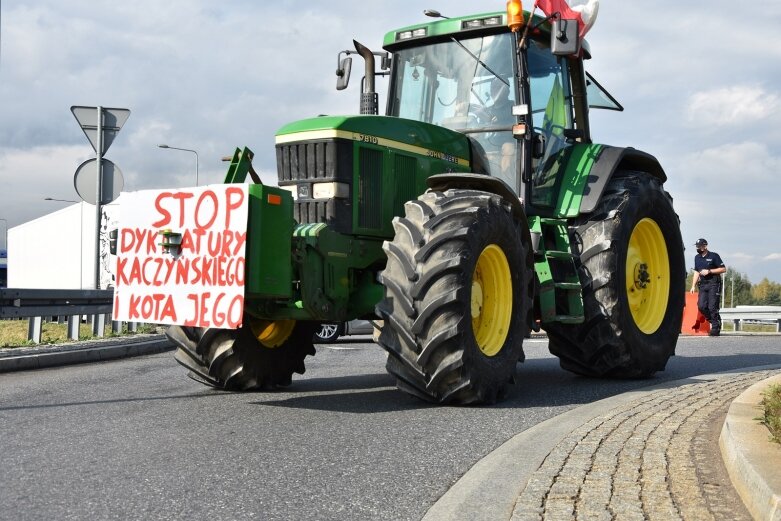  Na ulice powiatu wyjechało ponad 30 traktorów 