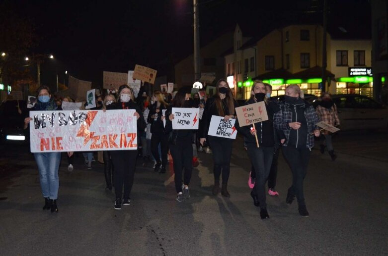  Rawa Mazowiecka: Pół tysiąca protestujących przeszło ulicami miasta  