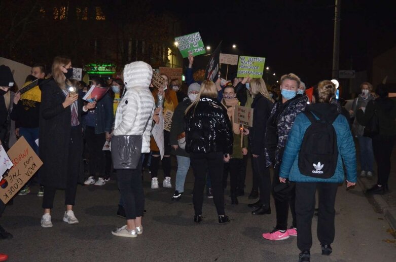  Rawa Mazowiecka: Pół tysiąca protestujących przeszło ulicami miasta  