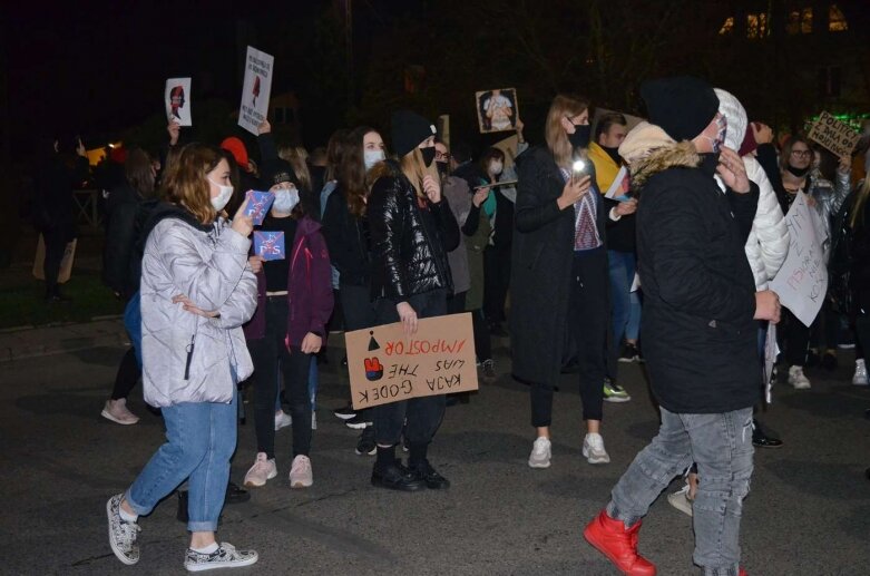  Rawa Mazowiecka: Pół tysiąca protestujących przeszło ulicami miasta  