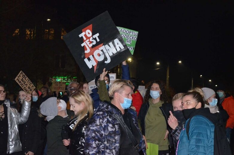  Rawa Mazowiecka: Pół tysiąca protestujących przeszło ulicami miasta  