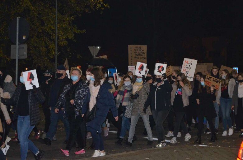  Rawa Mazowiecka: Pół tysiąca protestujących przeszło ulicami miasta  