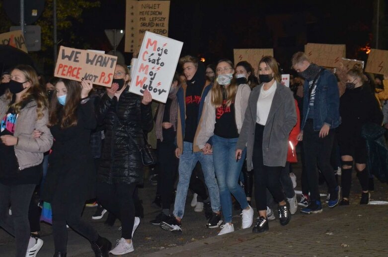  Rawa Mazowiecka: Pół tysiąca protestujących przeszło ulicami miasta  