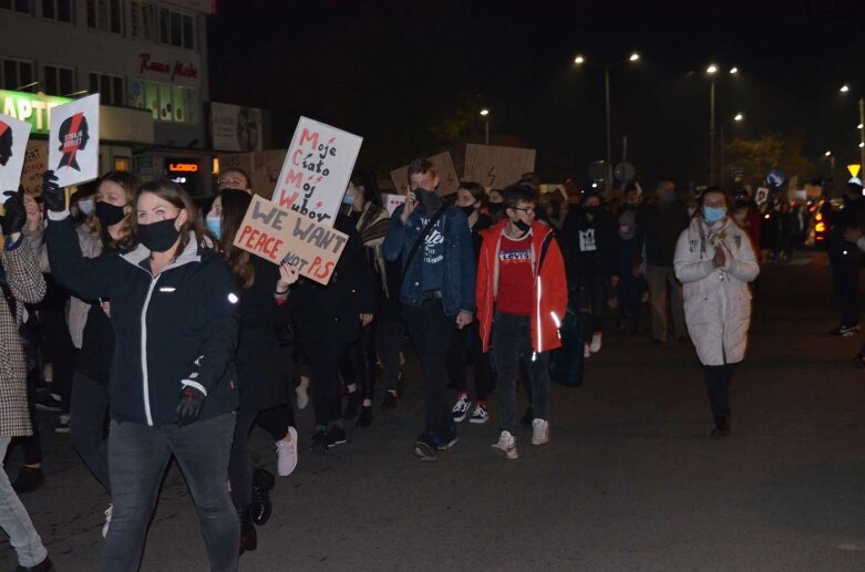  Rawa Mazowiecka: Pół tysiąca protestujących przeszło ulicami miasta  