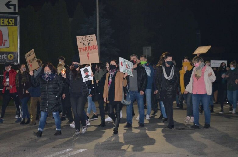  Rawa Mazowiecka: Pół tysiąca protestujących przeszło ulicami miasta  