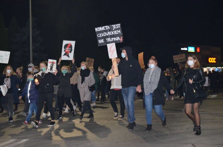  Rawa Mazowiecka: Pół tysiąca protestujących przeszło ulicami miasta  