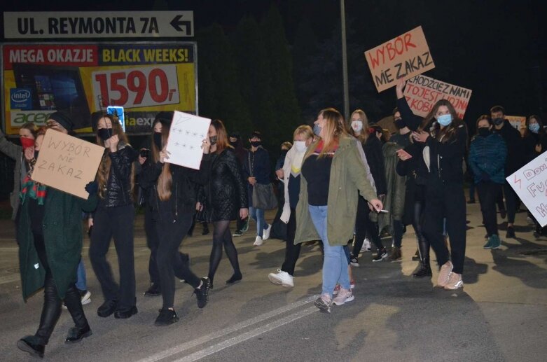  Rawa Mazowiecka: Pół tysiąca protestujących przeszło ulicami miasta  