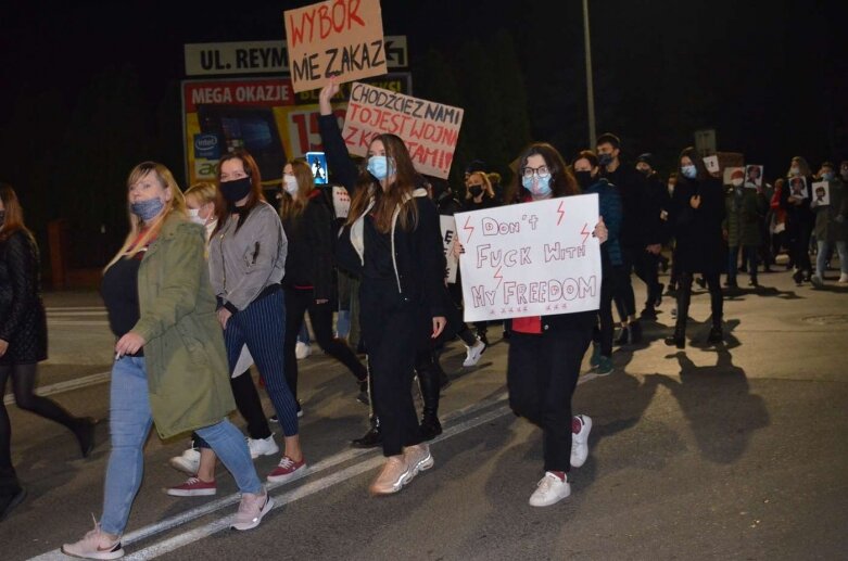  Rawa Mazowiecka: Pół tysiąca protestujących przeszło ulicami miasta  