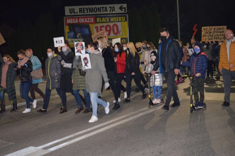  Rawa Mazowiecka: Pół tysiąca protestujących przeszło ulicami miasta  