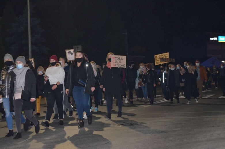  Rawa Mazowiecka: Pół tysiąca protestujących przeszło ulicami miasta  