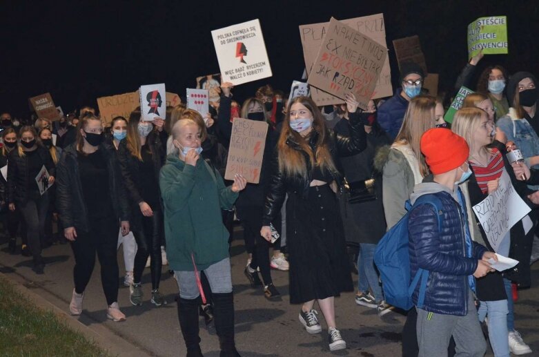  Rawa Mazowiecka: Pół tysiąca protestujących przeszło ulicami miasta  