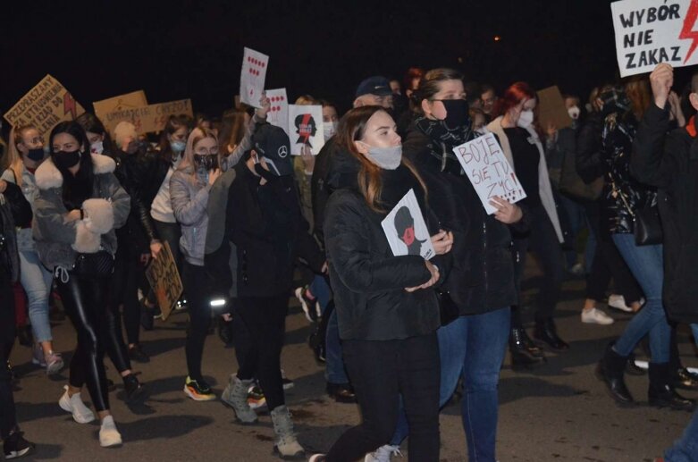  Rawa Mazowiecka: Pół tysiąca protestujących przeszło ulicami miasta  