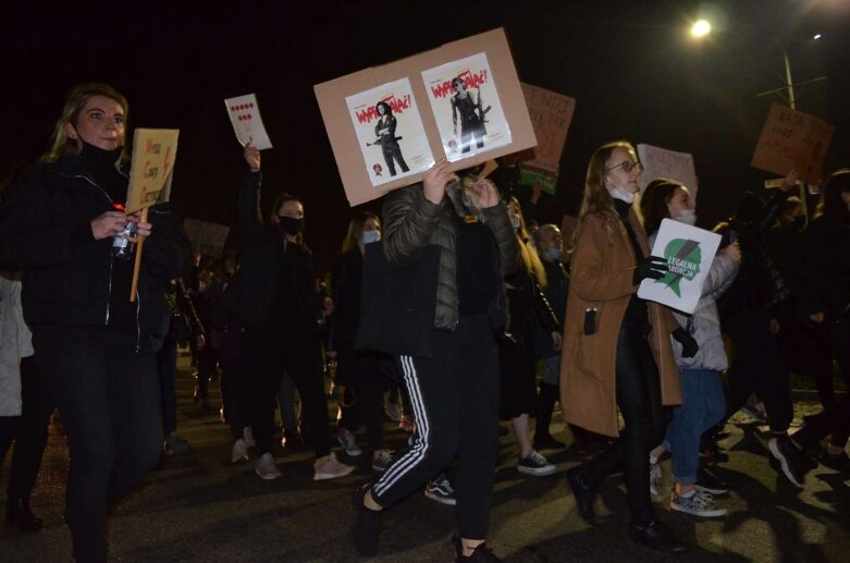  Rawa Mazowiecka: Pół tysiąca protestujących przeszło ulicami miasta  