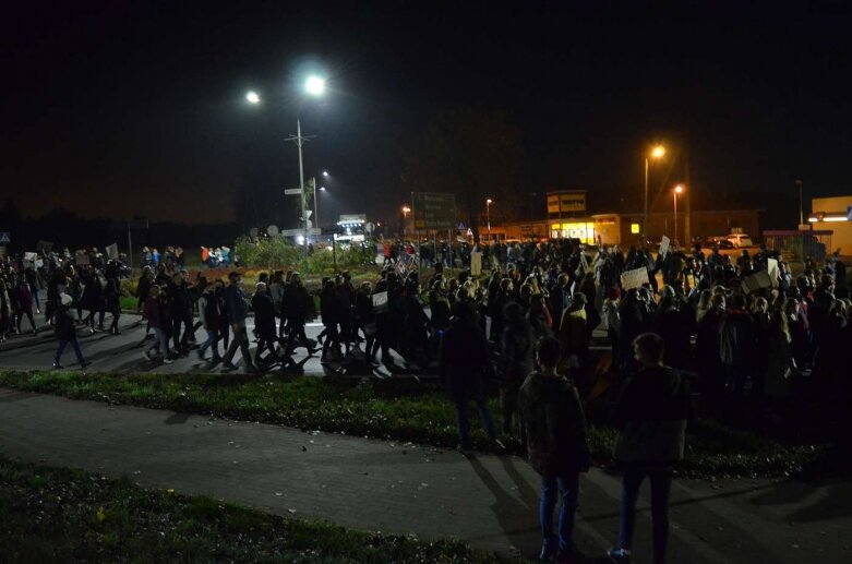  Rawa Mazowiecka: Pół tysiąca protestujących przeszło ulicami miasta  