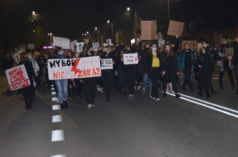  Rawa Mazowiecka: Pół tysiąca protestujących przeszło ulicami miasta  