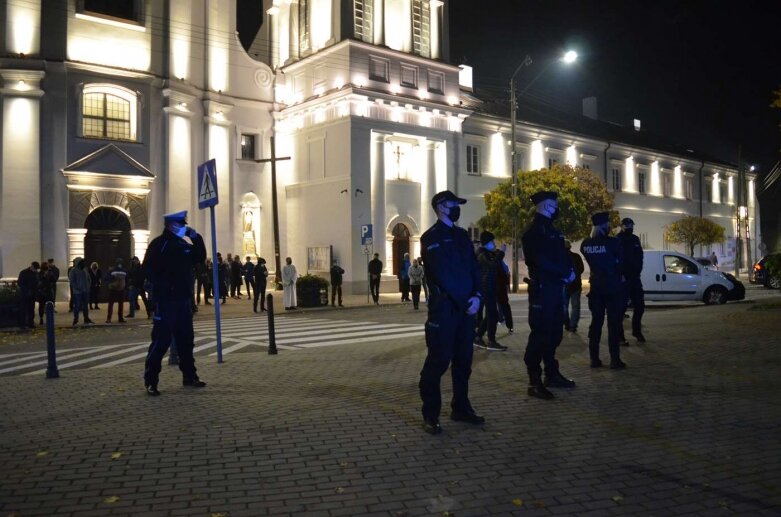  Rawa Mazowiecka: Pół tysiąca protestujących przeszło ulicami miasta  