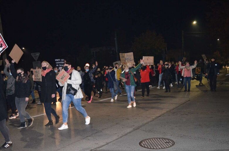  Rawa Mazowiecka: Pół tysiąca protestujących przeszło ulicami miasta  