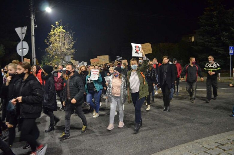  Rawa Mazowiecka: Pół tysiąca protestujących przeszło ulicami miasta  