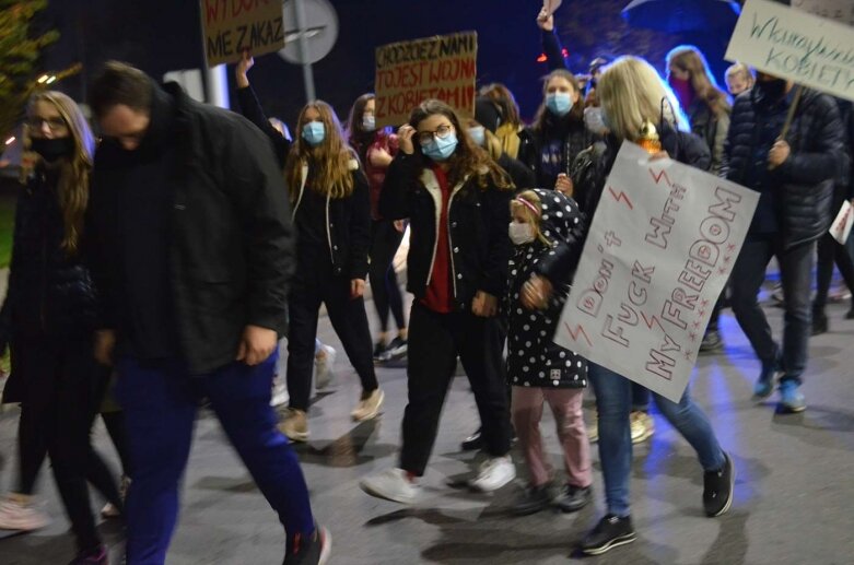  Rawa Mazowiecka: Pół tysiąca protestujących przeszło ulicami miasta  