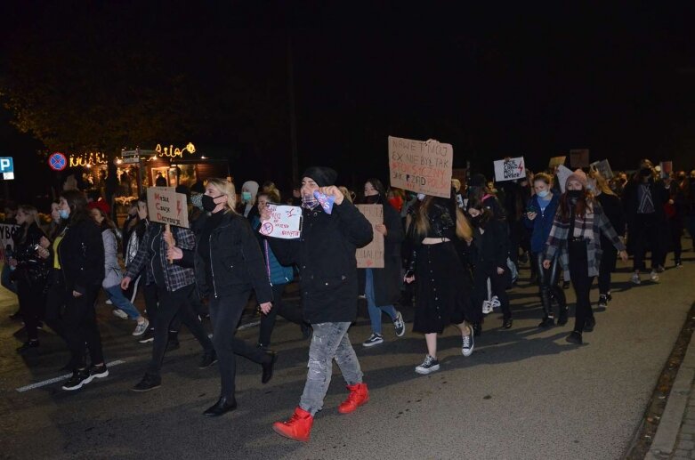  Rawa Mazowiecka: Pół tysiąca protestujących przeszło ulicami miasta  