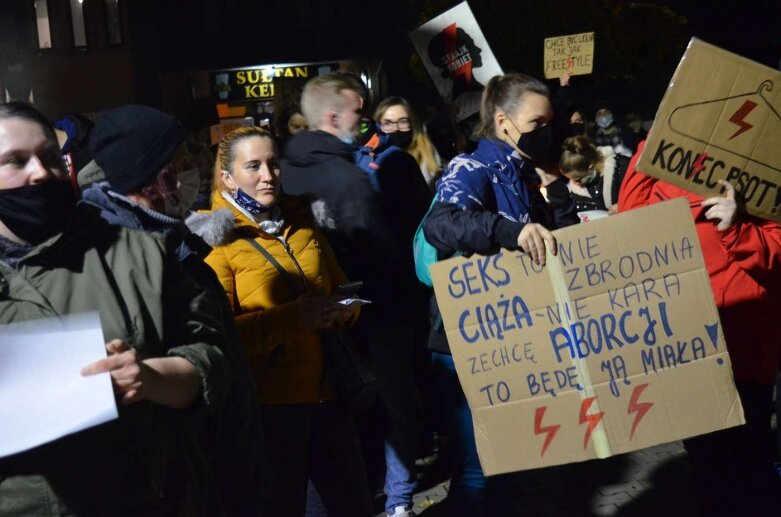  Rawa Mazowiecka: Pół tysiąca protestujących przeszło ulicami miasta  