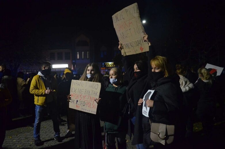  Rawa Mazowiecka: Pół tysiąca protestujących przeszło ulicami miasta  