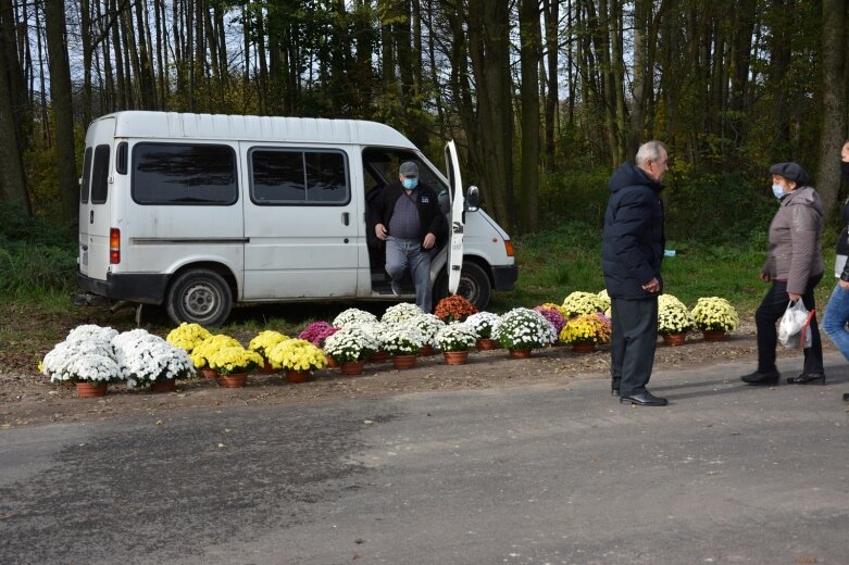  Tuż przed Świętem Zmarłych porządkujemy groby 