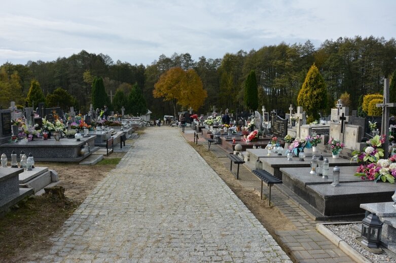  Tuż przed Świętem Zmarłych porządkujemy groby 