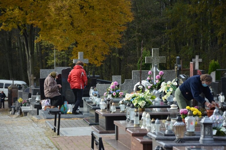  Tuż przed Świętem Zmarłych porządkujemy groby 