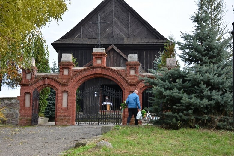  Tuż przed Świętem Zmarłych porządkujemy groby 