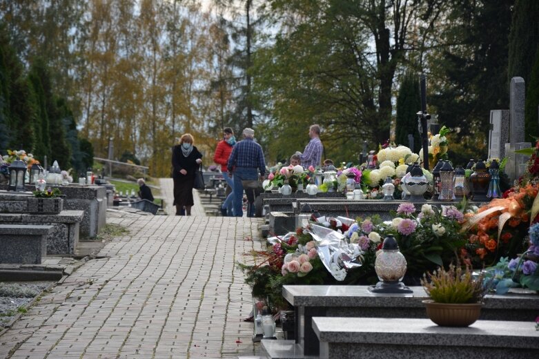  Tuż przed Świętem Zmarłych porządkujemy groby 