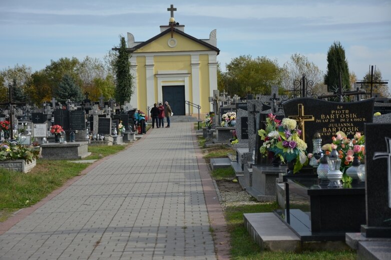  Tuż przed Świętem Zmarłych porządkujemy groby 