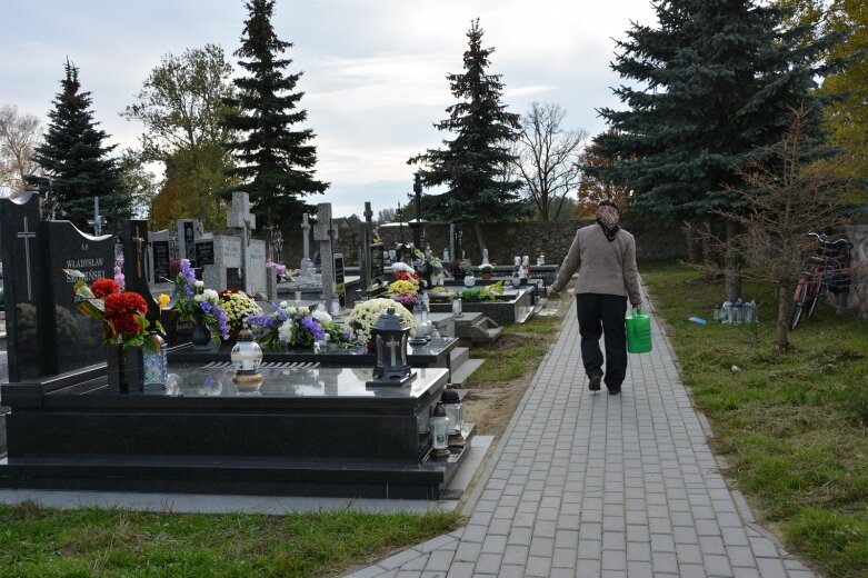  Tuż przed Świętem Zmarłych porządkujemy groby 