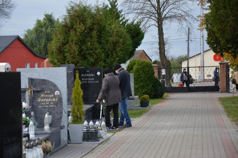  Tuż przed Świętem Zmarłych porządkujemy groby 