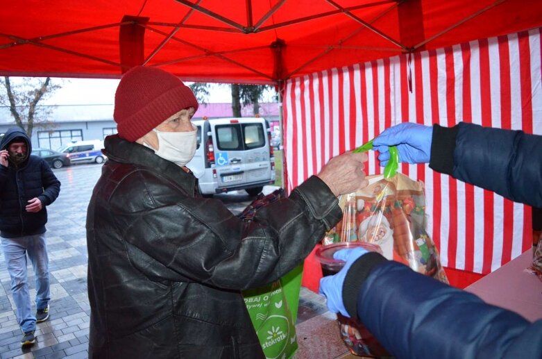  1000 zestawów potraw wigilijnych trafiło do rawian  