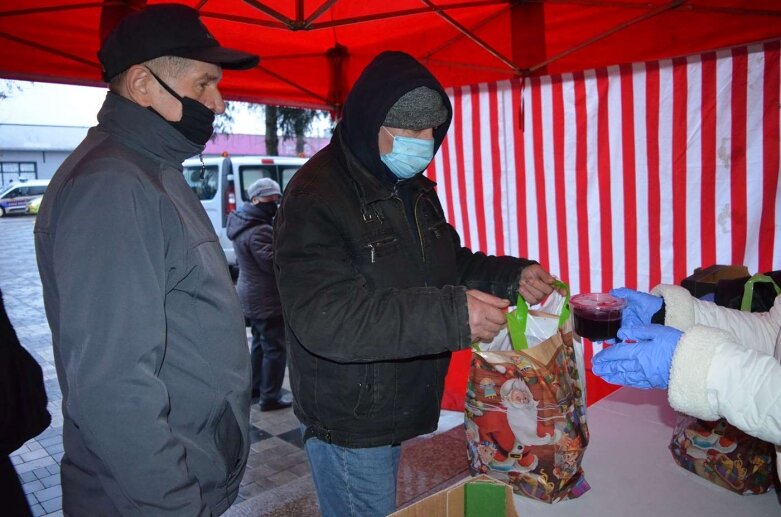  1000 zestawów potraw wigilijnych trafiło do rawian  