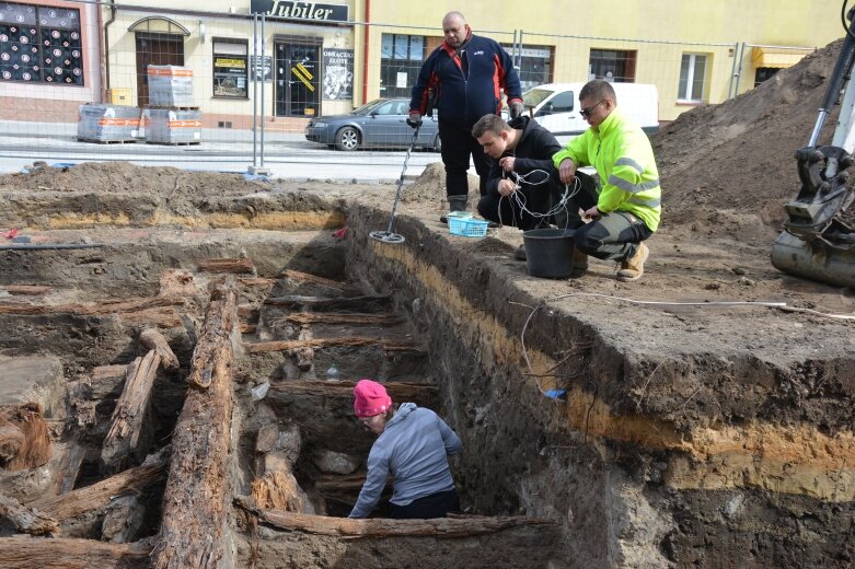  Zaskakujące odkrycie archeologów. Ziemia na rawskim rynku odsłania epoki 