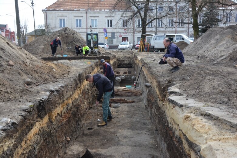  Zaskakujące odkrycie archeologów. Ziemia na rawskim rynku odsłania epoki 