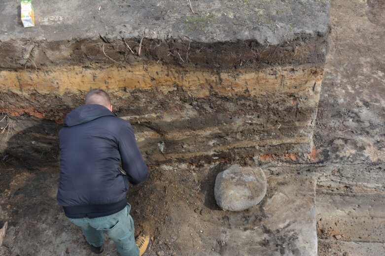  Zaskakujące odkrycie archeologów. Ziemia na rawskim rynku odsłania epoki 