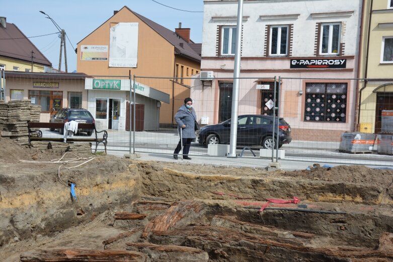  Zaskakujące odkrycie archeologów. Ziemia na rawskim rynku odsłania epoki 