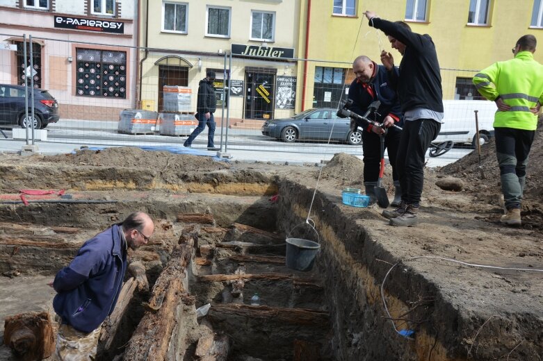  Zaskakujące odkrycie archeologów. Ziemia na rawskim rynku odsłania epoki 