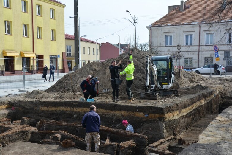  Zaskakujące odkrycie archeologów. Ziemia na rawskim rynku odsłania epoki 