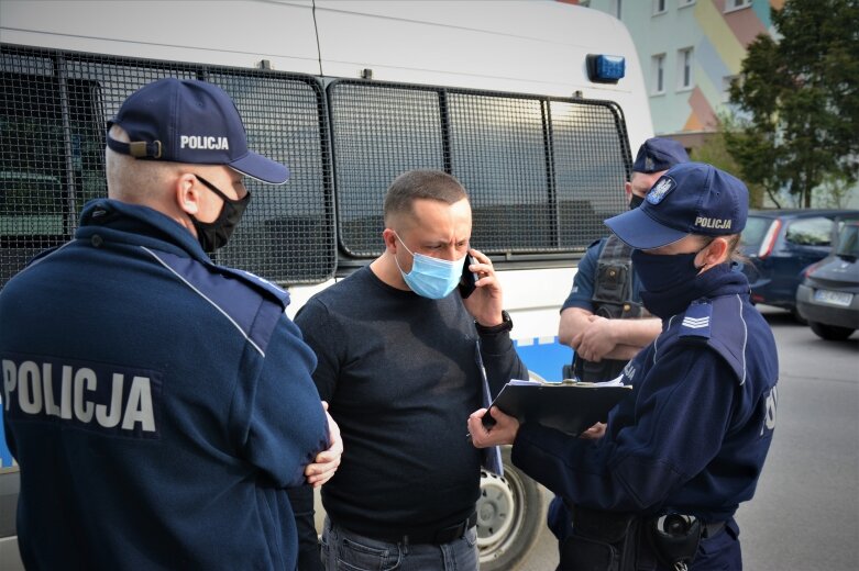  Właściciel siłowni Michał Nicia nie zgodził się na wejście policji do lokalów. 