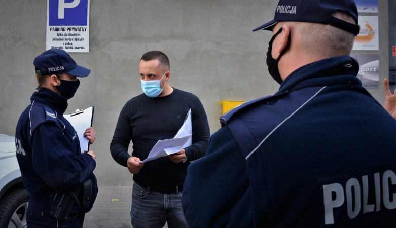  Właściciel siłowni Michał Nicia nie zgodził się na wejście policji do lokalów. 