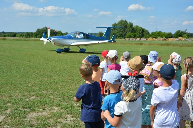  Samolot z bliska - atrakcja na zakończenie roku szkolnego 